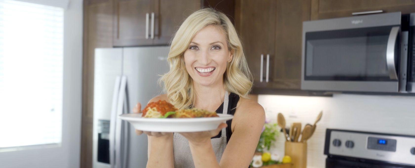 Leslie Cooking